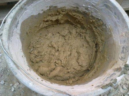 Mortar de argilă-nisip cu fibre într-o găleată