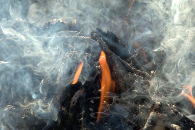 Arderea lemnului și a altor combustibili solizi este întotdeauna însoțită de o generare de fum foarte semnificativă. Și coșul de fum trebuie să fie capabil să devieze aceste volume către exterior în timp util.