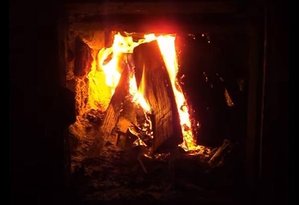 Brændende træstammer i ovnen