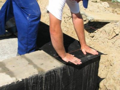 Pahalang na waterproofing mula sa mga materyales sa pag-roll
