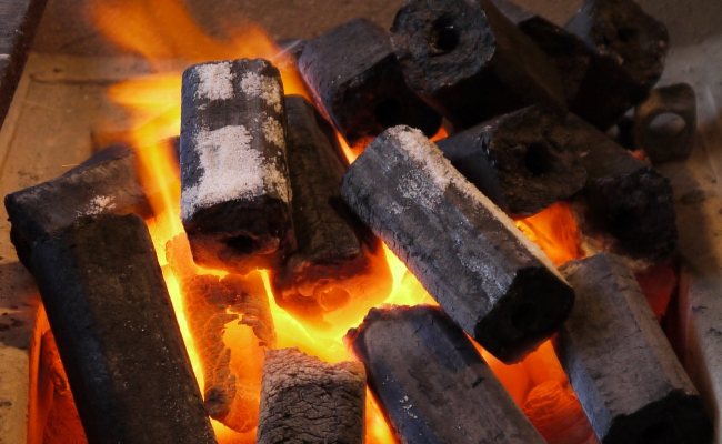 Arderea cărbunilor din brichete de combustibil