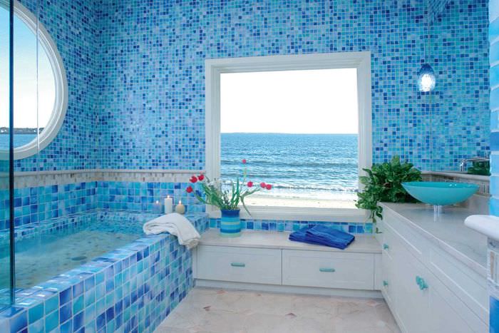 ideea unui interior neobișnuit de baie cu fereastră