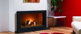 Ginaya ang isang fireplace sa loob ng apartment