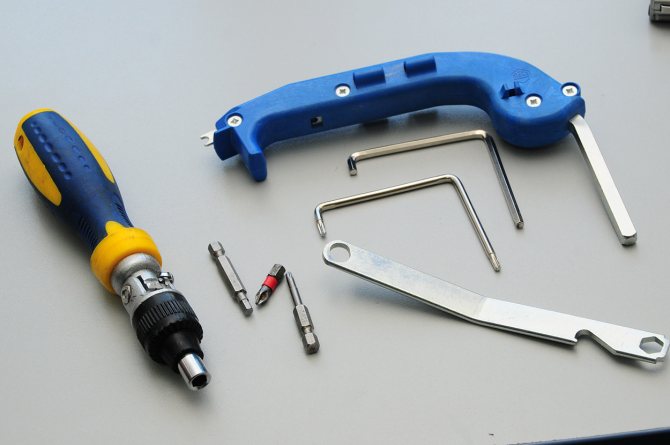 Værktøjer til justering af plastvinduer