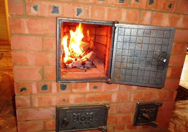 استخدام الحطب في إشعال النار