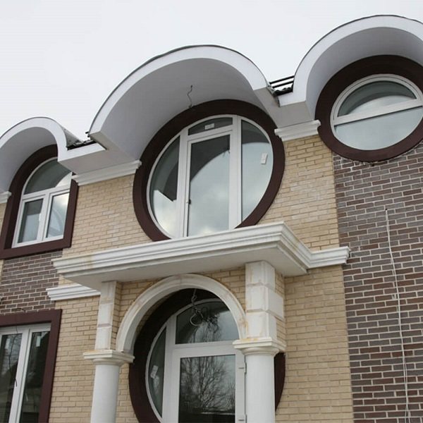 utilizarea ferestrelor rotunde în fațada unei case private