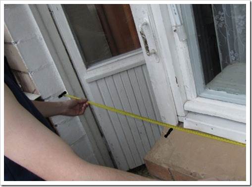 Măsurarea ferestrei și ușii balconului