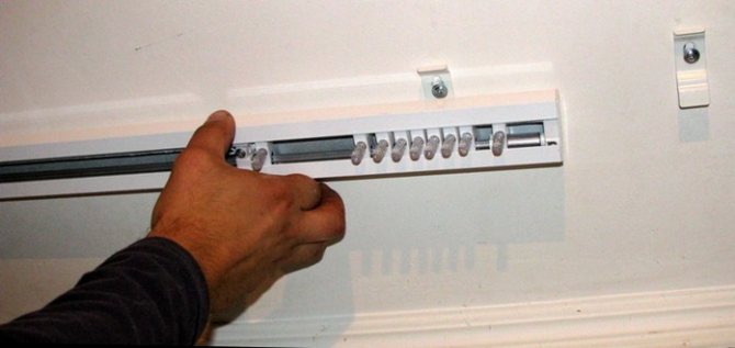 Hvordan man hurtigt installerer persienner i loftet med egne hænder