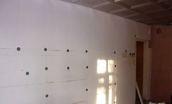 Sådan fastgøres styrofoam til en pudset væg