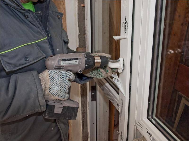 Cum să reglați singuri o ușă de balcon din plastic: dacă nu se închide, se lasă sau pentru iarnă cu videoclip și fotografie