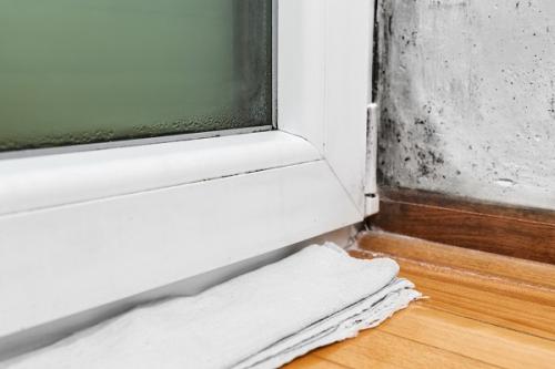 كيفية لصق حاجز البخار بشكل صحيح على النوافذ البلاستيكية؟ هل أحتاج إلى إنفاق نقود لحماية مفاصل النوافذ 06