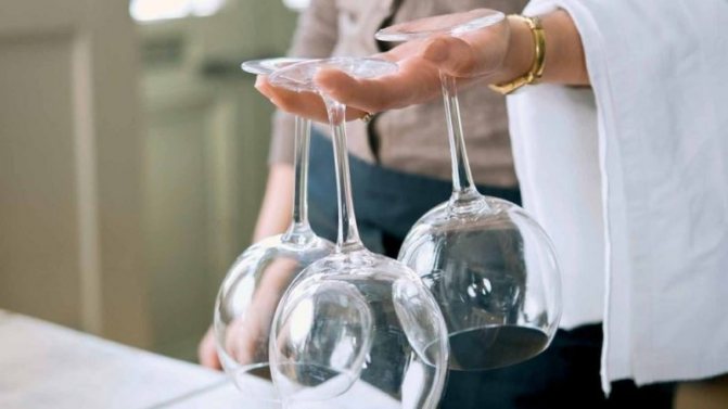 كيفية تنظيف الأواني الزجاجية بشكل صحيح: كيفية غسلها لتلمع