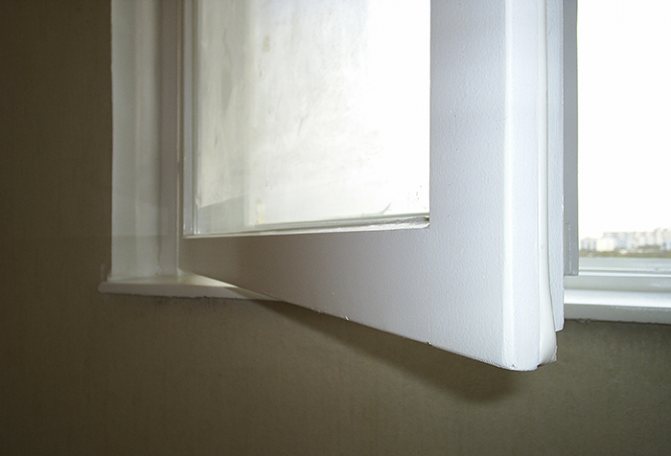 Hogyan kell helyesen festeni az ablakot fakerettel?