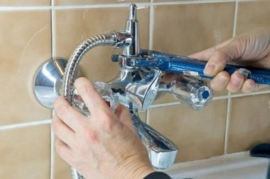 Cum să înșurubați corect robinetul din baie