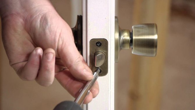 Cum să dezasamblați mânerul unei uși de fier de intrare