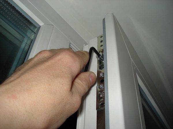 Cum se reglează independent o ușă de plastic din balcon: reglarea punctului
