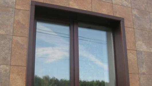 Hvordan man laver eksterne metalhældninger til vinduer