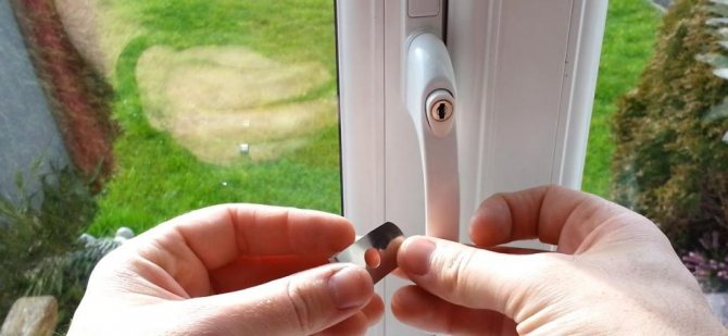 Cum să instalați un limitator pe o fereastră de plastic cu propriile mâini: procedura de lucru și sfaturi utile