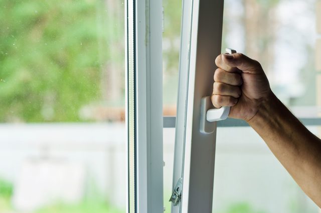 Cum să instalați un limitator pe o fereastră din plastic cu propriile mâini: procedura de lucru și sfaturi utile