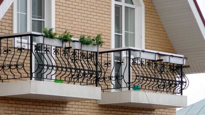 كيفية تثبيت درابزين الشرفة وأنواع الهياكل والمواد