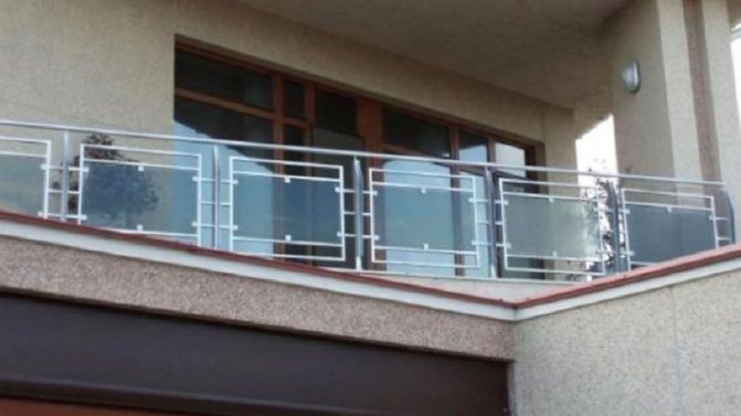 Sådan installeres et balkonrækværk, typer strukturer og materialer