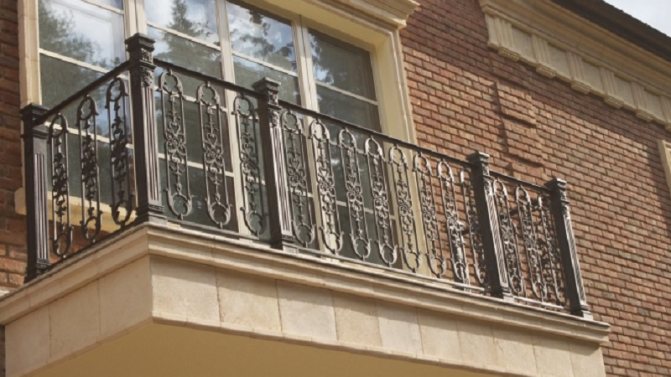 Cum se instalează o balustradă de balcon, tipurile de structuri și materiale