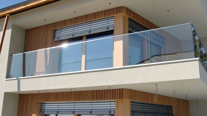 Sådan installeres et balkonrækværk, typer strukturer og materialer