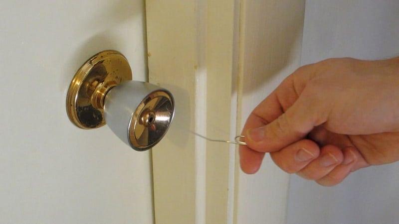 cum se instalează un mâner pe o ușă interioară cu zăvor