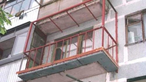 Cum se izolează un balcon într-o casă cu panouri