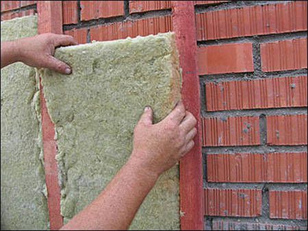 Sådan isoleres et mursten fra indersiden med og uden træbetræk
