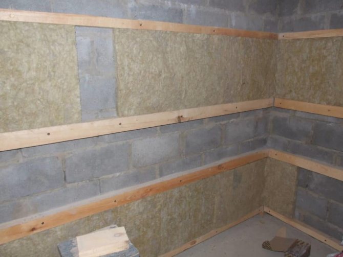 Sådan isoleres en sauna inde fra skumblokke