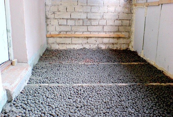 Sådan isoleres gulve og lofter med ekspanderet ler eller slagge