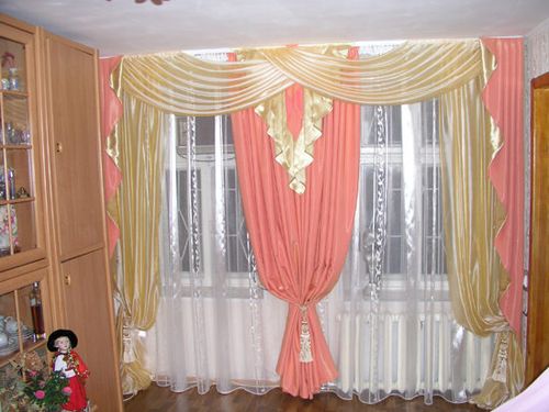 Sådan vælges gardiner i et privat hus til 2, 3 eller 4 vinduer