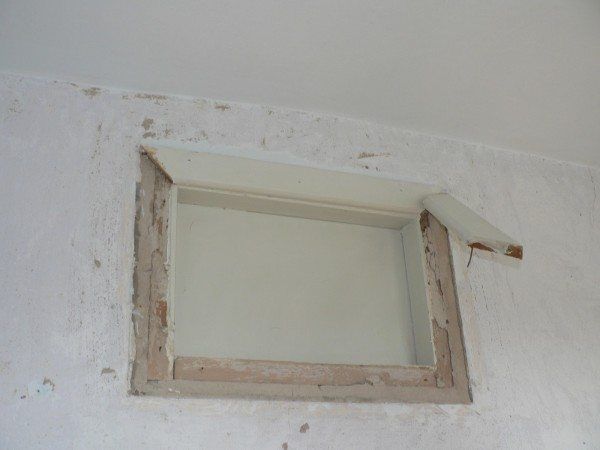 Sådan lukkes vinduet mellem badeværelset og køkkenet med gipsvæg