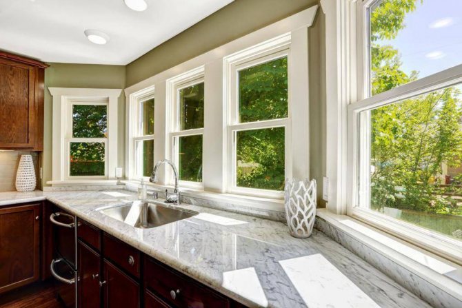 Hvilke vinduer er bedre at placere i et privat hus: vindues sammenligninger og ekspertanbefalinger