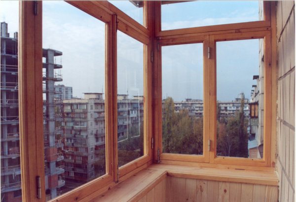 صورة لشرفة بإطار خشبي