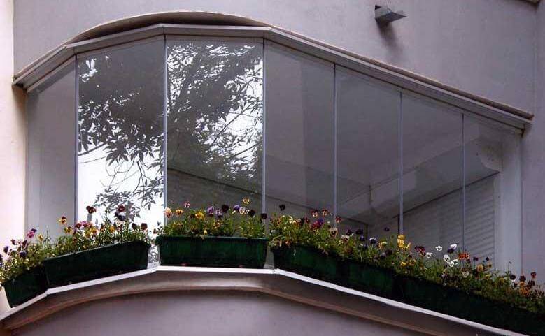imagine a vitrajului fără cadru al balconului