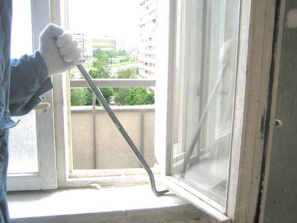 billede af demontering af en vinduesramme