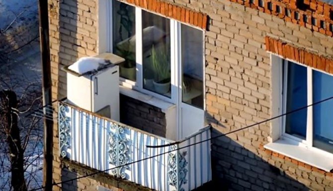 billede af et køleskab på en åben altan
