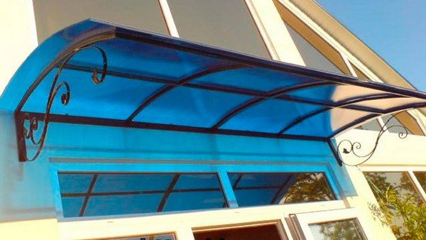 larawan ng isang canopy sa isang balkonahe na gawa sa polycarbonate