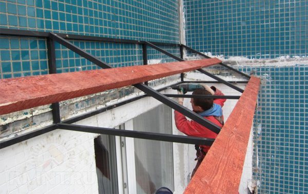 imagine a instalării acoperișului balconului la ultimul etaj