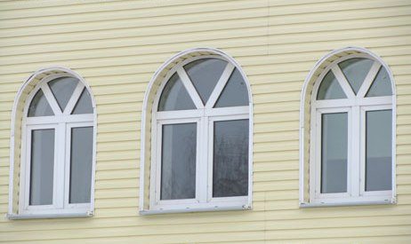 imagine a finisării ferestrelor arcuite cu siding