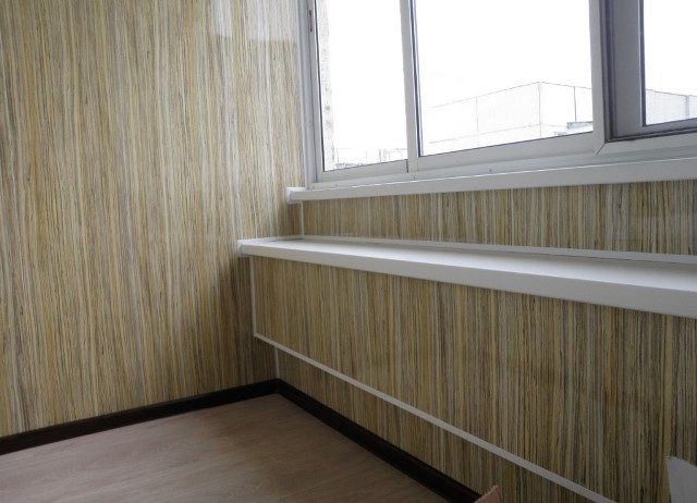 imagine de decorare perete balcon cu laminat