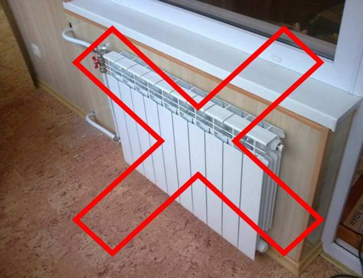 larawan ng isang radiator sa isang balkonahe