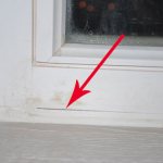 billede af revner i vinduesrammer