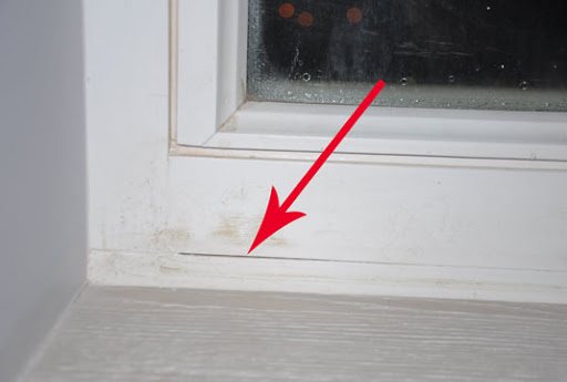billede af revner i vinduesrammer