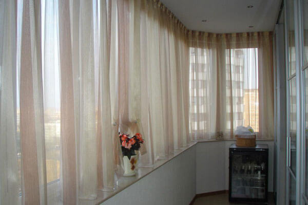 billede af gardiner på balkonen