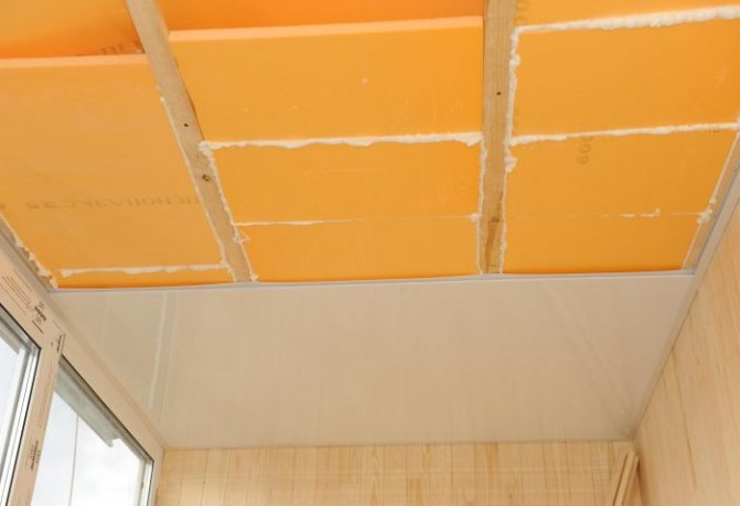 billede af varmeisolering af lofter inde i altaner