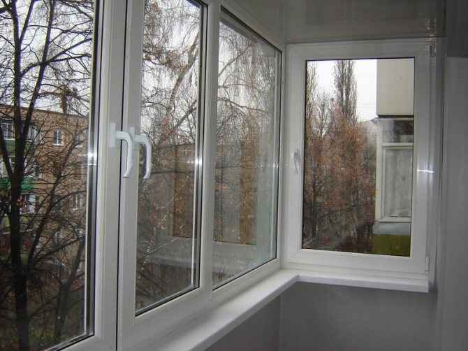 imaginea unui mod cald de a geamui un balcon