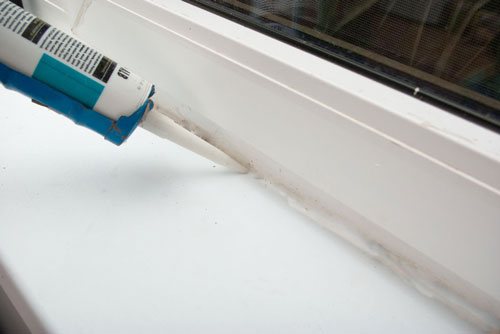 billede af forsegling af vindueshuller mellem hældningen og rammen